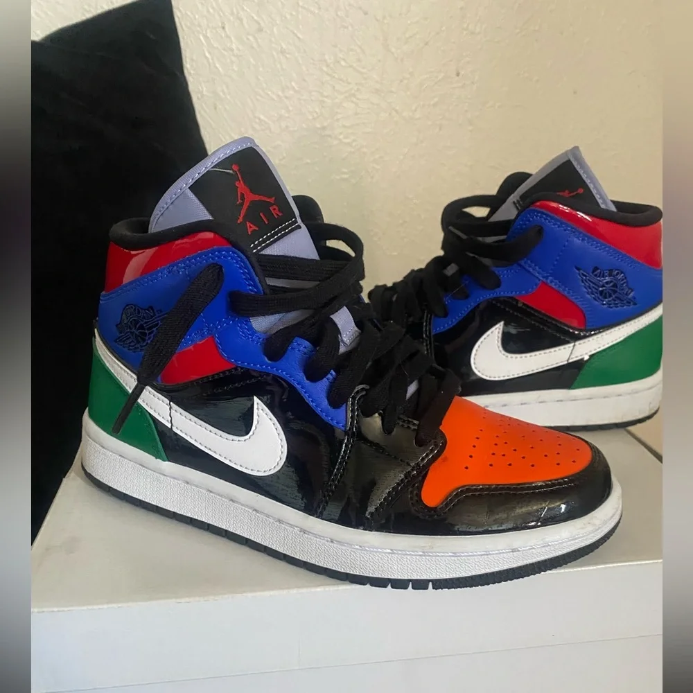 Women’s Jordan Air 1 Mid SE Black and Red - Picture 5 of 10